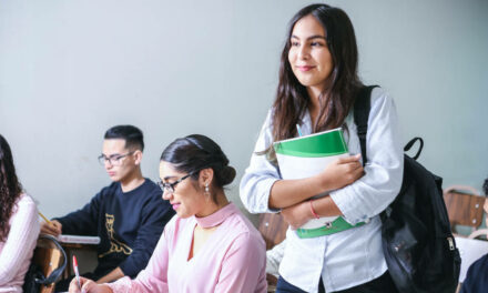 Maestría profesional en lingüística aplicada: con énfasis en la enseñanza del inglés como lengua extrajera o con énfasis en la enseñanza del inglés con fines específicos